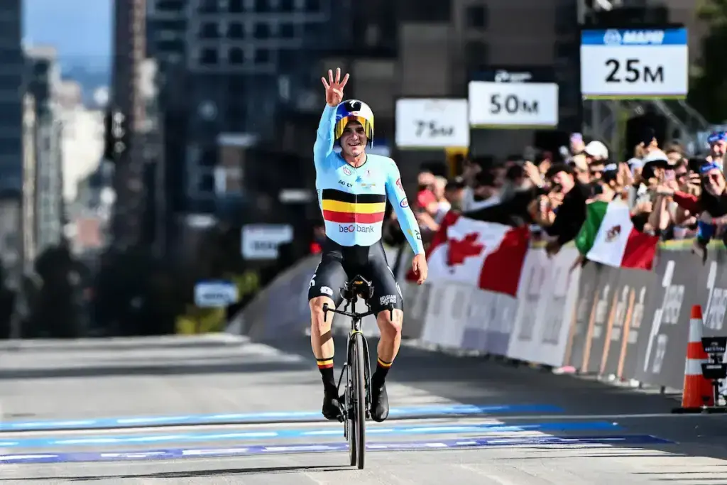 Remco Evenepoel taglia il traguardo della cronometro élite ai Mondiali di ciclismo 2026 a Montréal