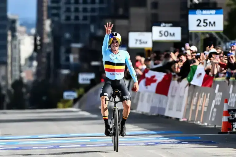 Remco Evenepoel taglia il traguardo della cronometro élite ai Mondiali di ciclismo 2026 a Montréal