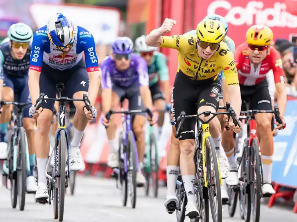 Matthew Brennan vince la tappa 17 della Vuelta 2026 a Siviglia