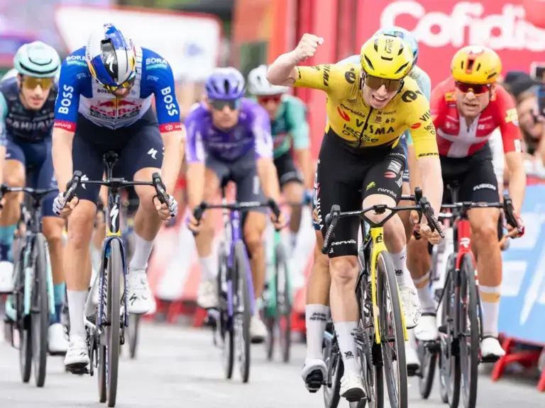 Matthew Brennan vince la tappa 17 della Vuelta 2026 a Siviglia