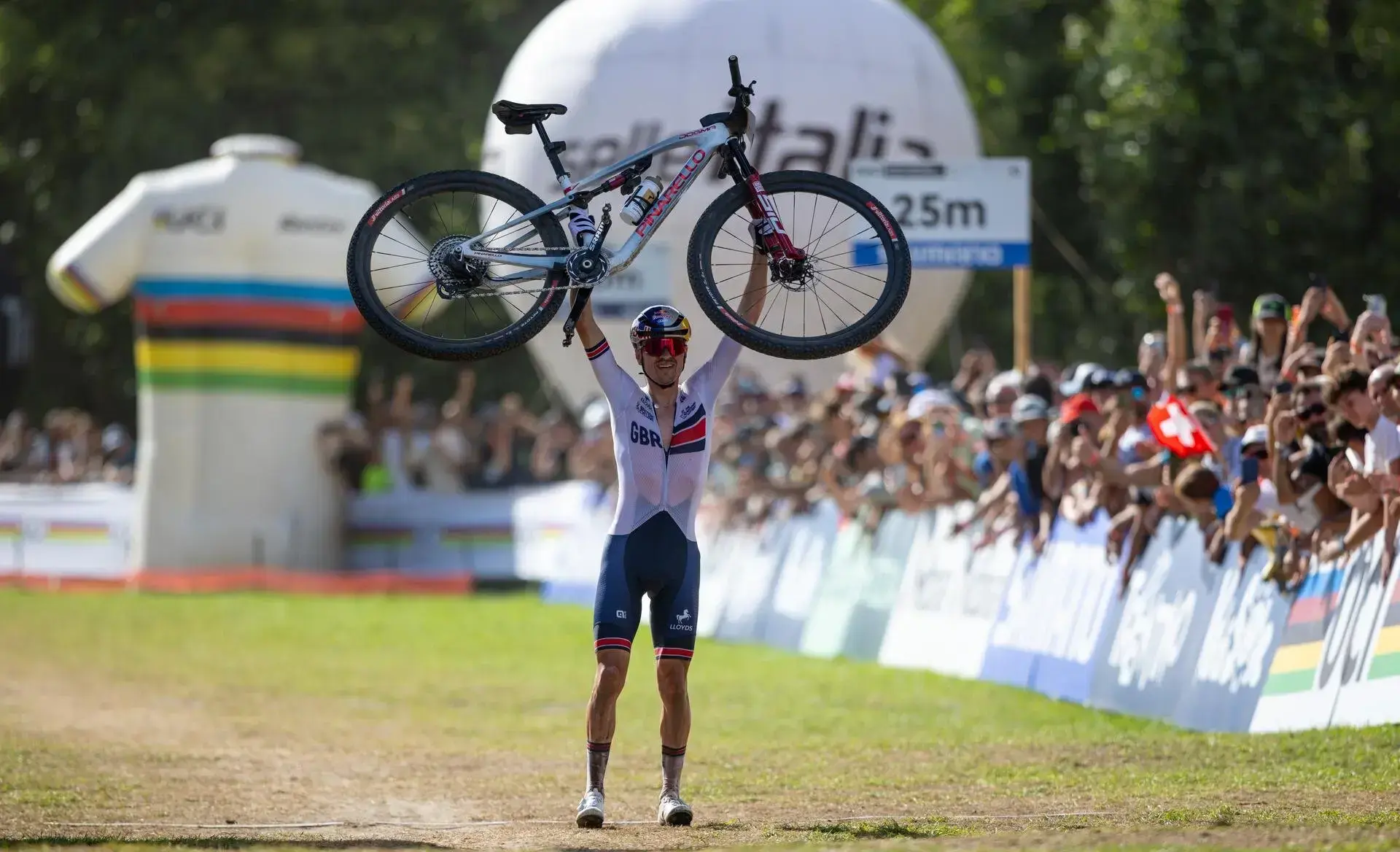Tom Pidcock durante il Mondiale MTB XCO 2026 in Val di Sole