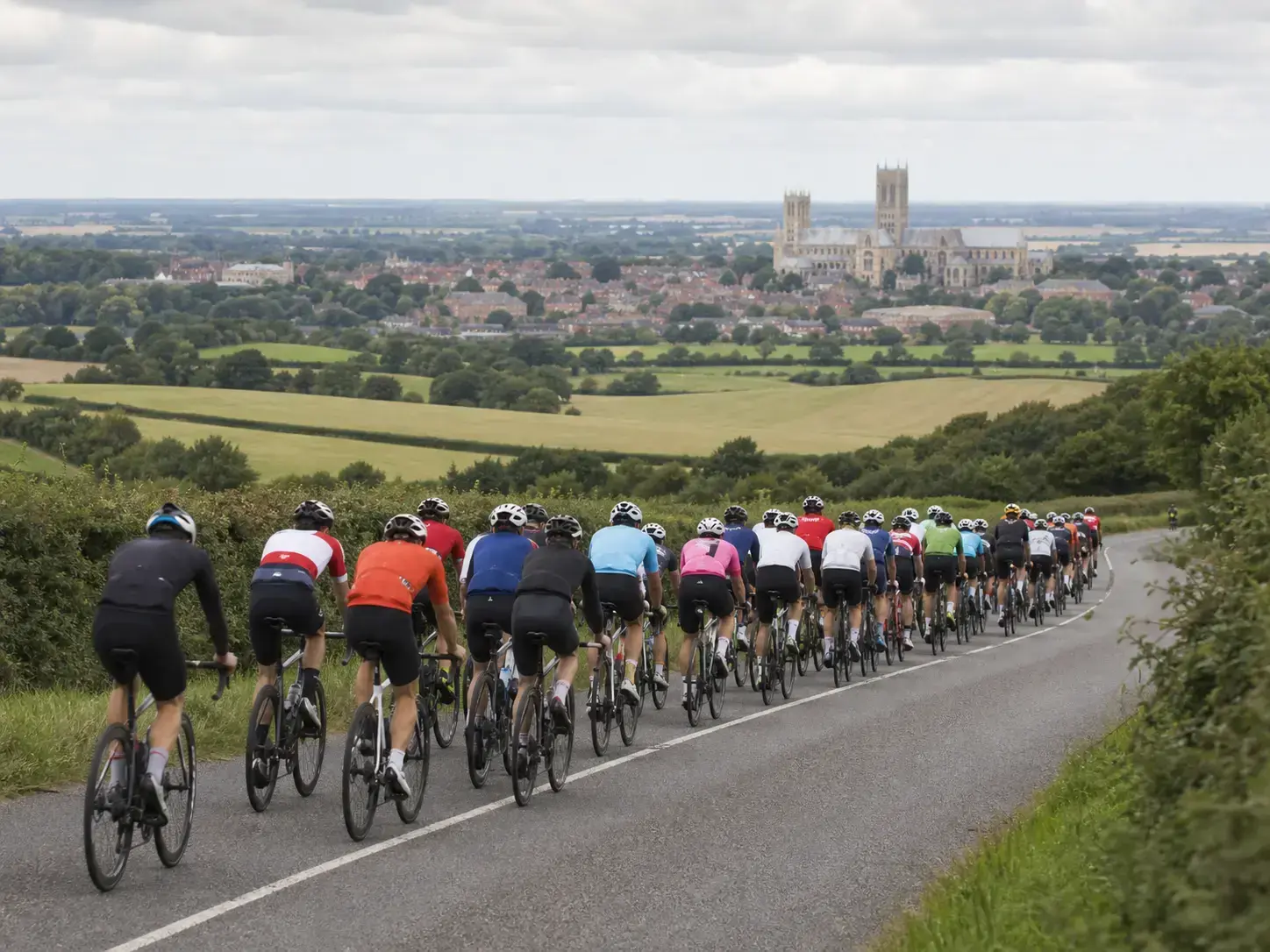 Illustrazione editoriale del Tour of Britain 2026 nella campagna inglese