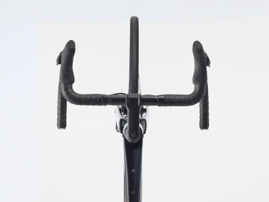 Trek Domane SL 6 Gen 4 2026, cockpit con piega e attacco separati