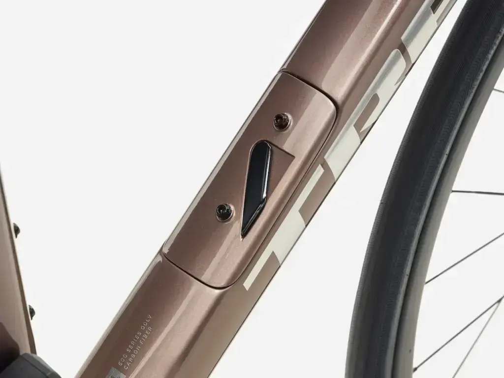Trek Domane SL 6 Gen 4 2026, vano portaoggetti nel tubo obliquo