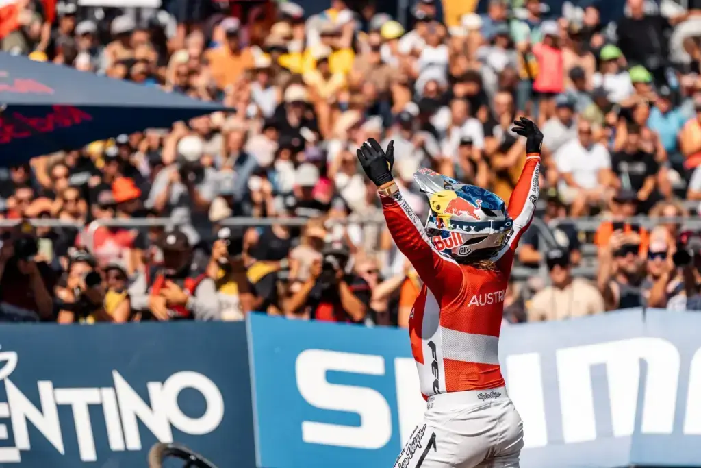 Valentina Höll festeggia il titolo mondiale Downhill 2026 in Val di Sole