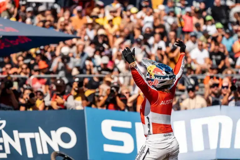 Valentina Höll festeggia il titolo mondiale Downhill 2026 in Val di Sole