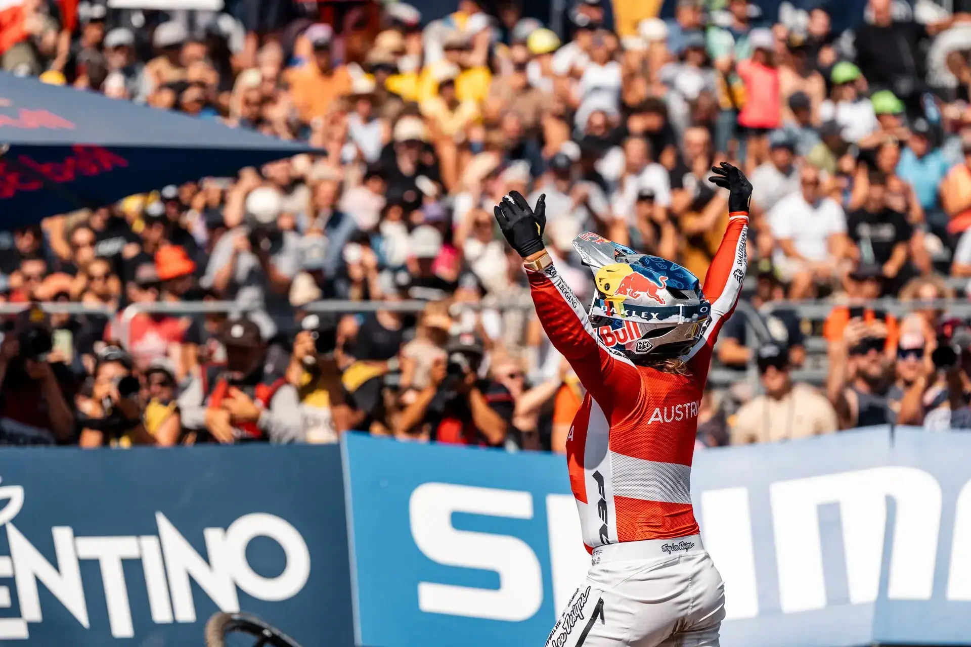 Valentina Höll festeggia il titolo mondiale Downhill 2026 in Val di Sole