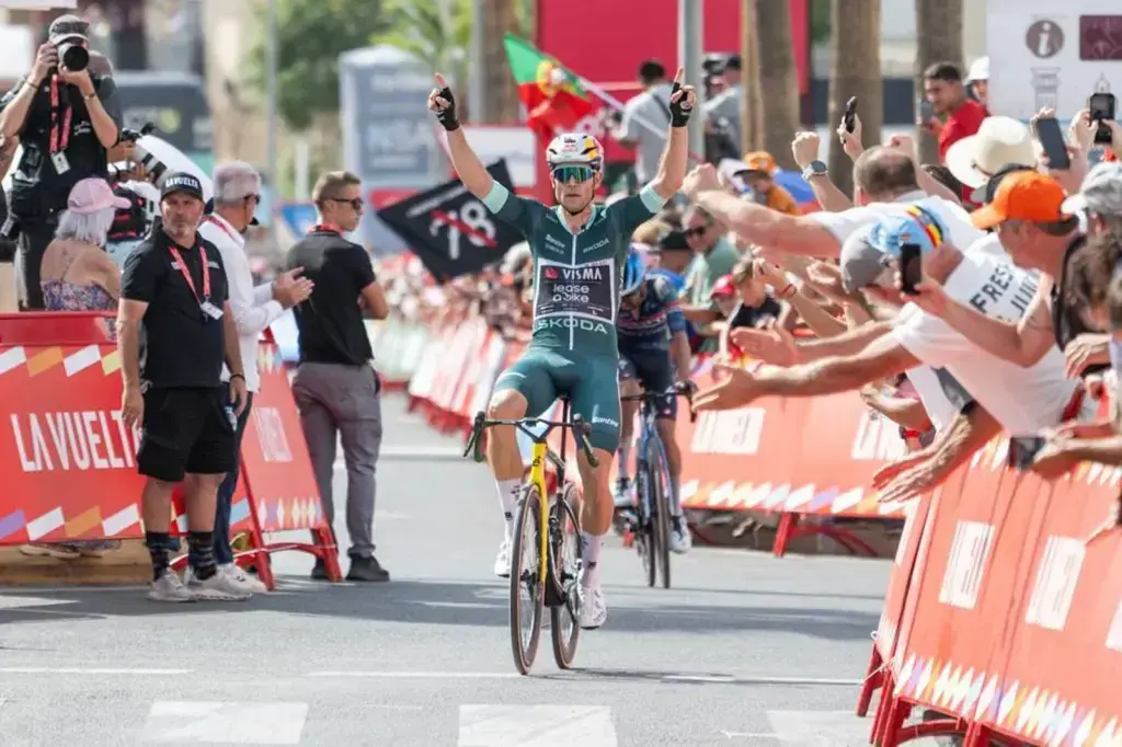 Wout van Aert vince la tappa 13 della Vuelta 2026 a Loja