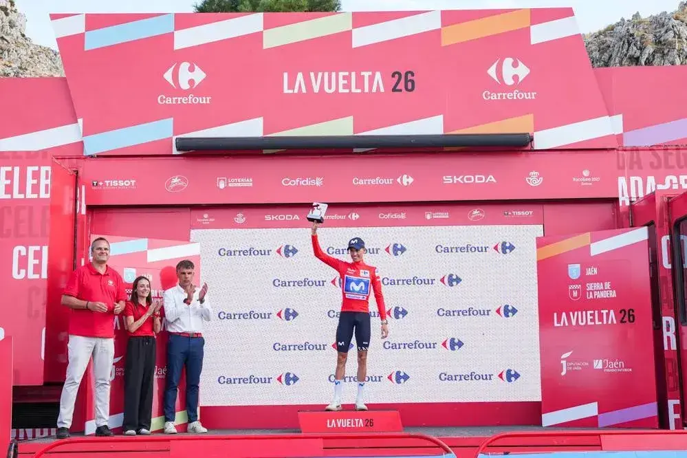 Enric Mas in maglia rossa prima dell ultima settimana della Vuelta 2026