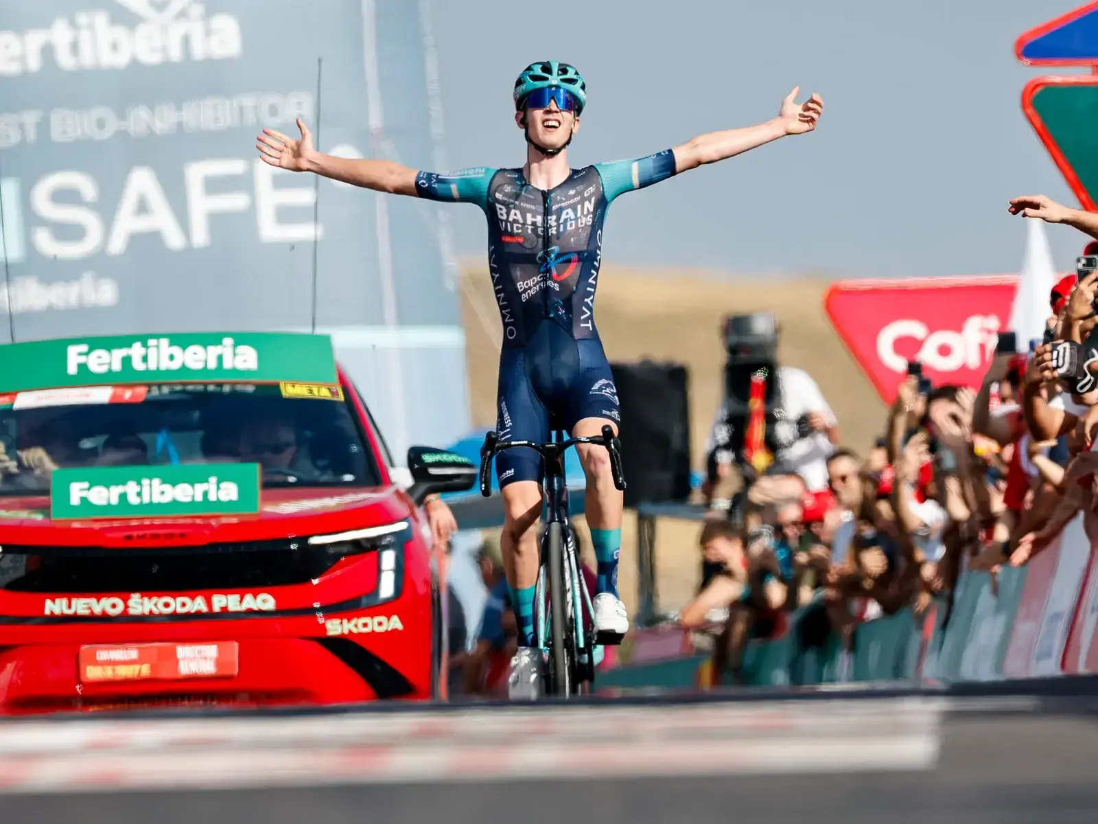 Jakob Omrzel festeggia in solitaria sul traguardo di Calar Alto nella tappa 12 della Vuelta 2026