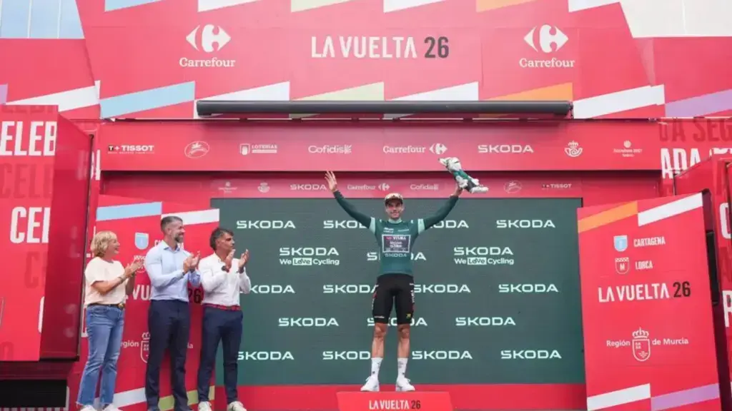 Wout van Aert sul podio dopo la tappa 11 della Vuelta 2026