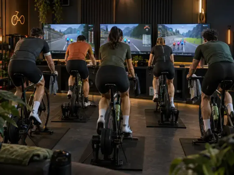 Illustrazione editoriale di cinque ciclisti nella Zwift Racing League 2026/27