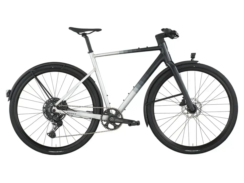 Scott Metrix 20 EQ 2026 con cerchi Alex Race 25 Disc, mozzo dinamo anteriore e parafanghi