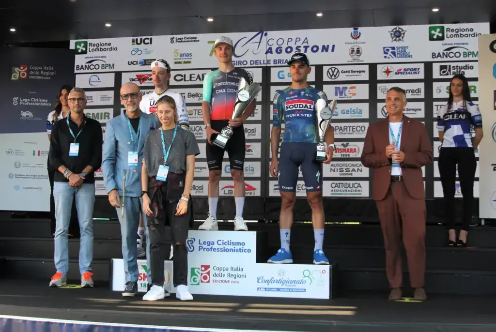 Paul Lapeira sul podio della Coppa Agostoni 2026 con Brandon McNulty e Andrea Raccagni Noviero