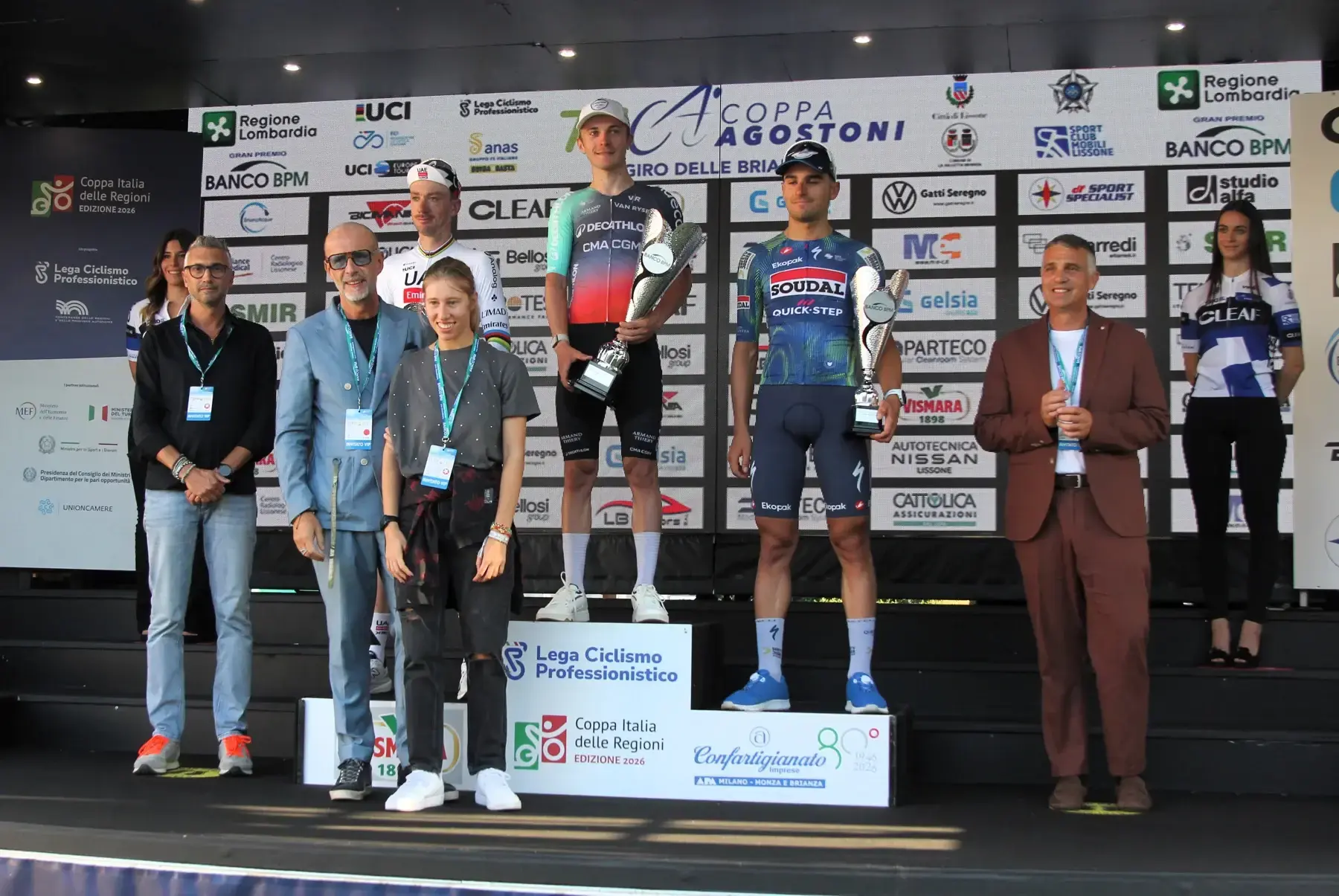 Paul Lapeira sul podio della Coppa Agostoni 2026 con Brandon McNulty e Andrea Raccagni Noviero