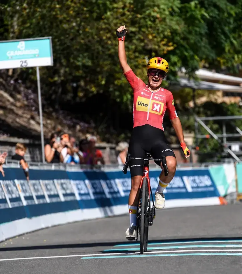 Alessia Vigilia festeggia al traguardo del Giro dell’Emilia donne 2026 sul San Luca