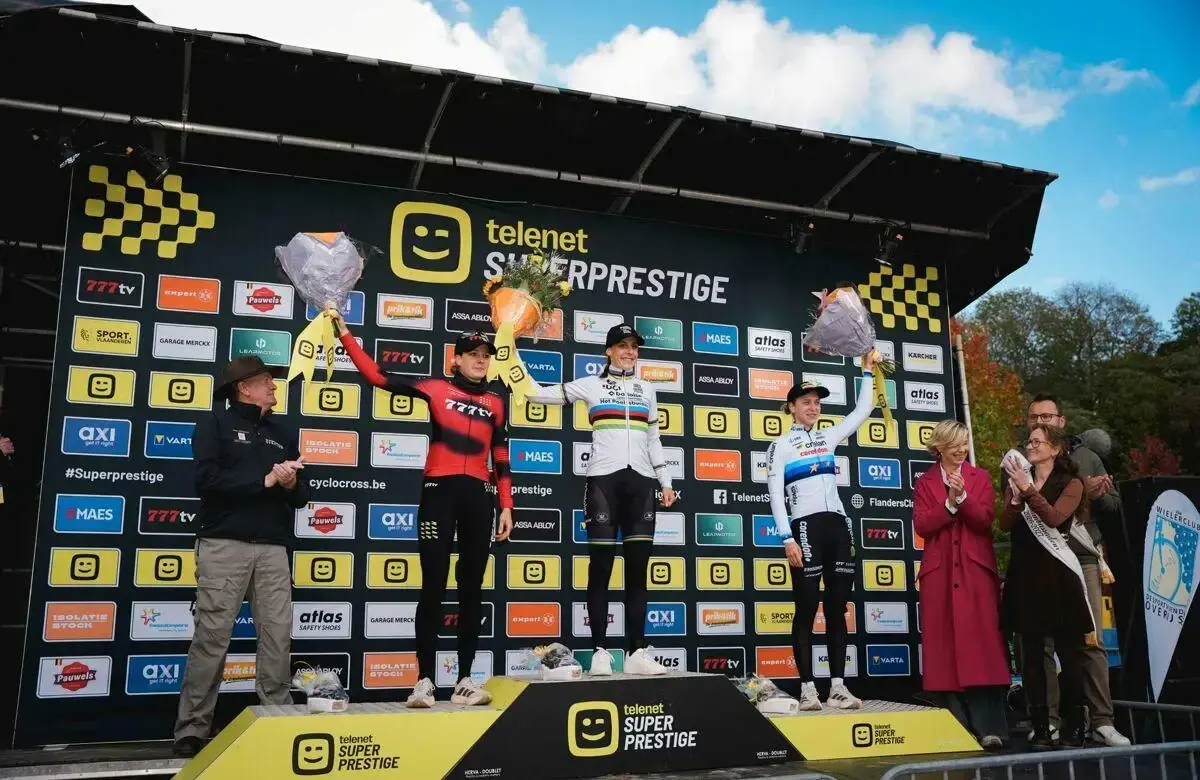 Lucinda Brand al centro del podio femminile del Superprestige Overijse del 25 ottobre 2026