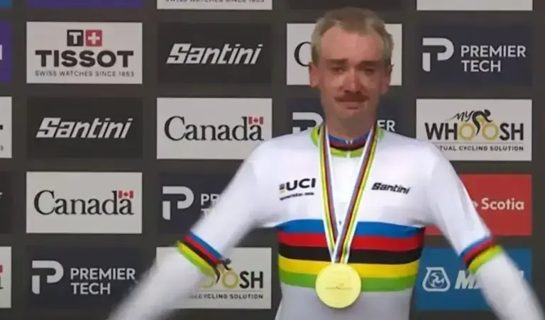 Brandon McNulty con la maglia iridata e la medaglia: foto archivio Mondiali diffusa da GS Emilia