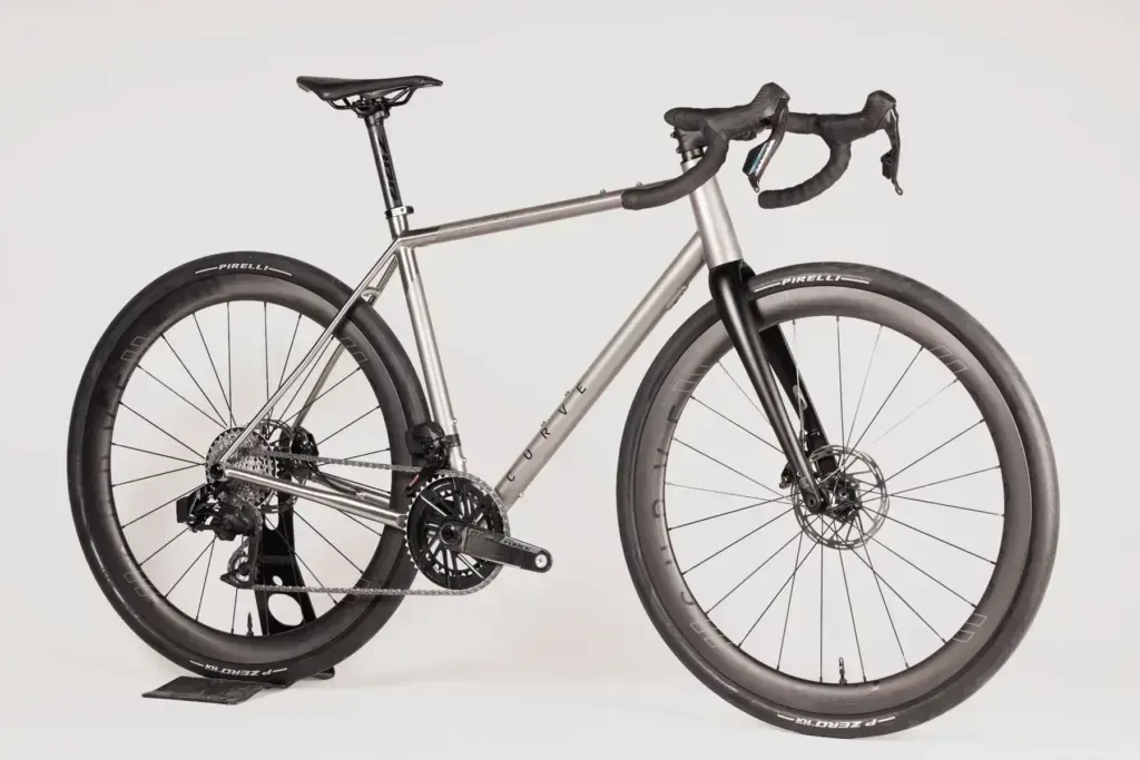 Curve Ultra+ in titanio con forcella nera e ruote Curve, immagine ufficiale