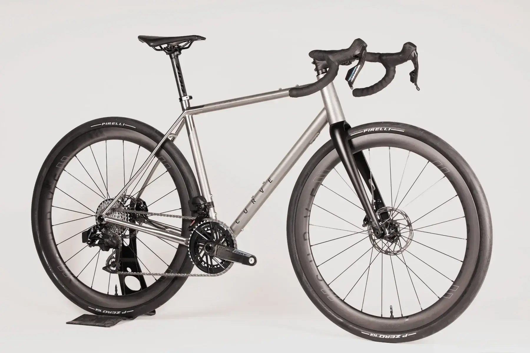 Curve Ultra+ in titanio con forcella nera e ruote Curve, immagine ufficiale