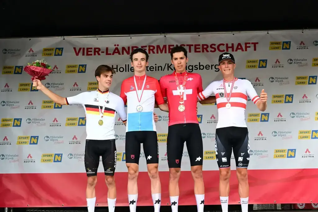 Diego Casagrande terzo da sinistra in maglia svizzera fra i campioni nazionali Under23 a Hollenstein il 6 luglio 2025