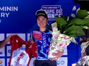 Emily Dixon sul podio della classifica della montagna al Grand Prix de Chambéry 2026