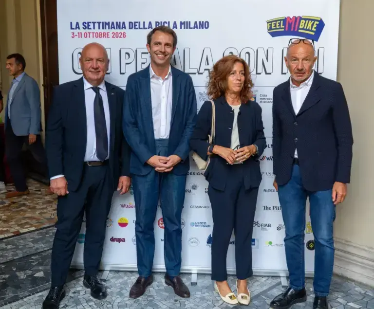 Presentazione di FEELMIBIKE 2026 davanti al pannello con le date 3-11 ottobre a Milano
