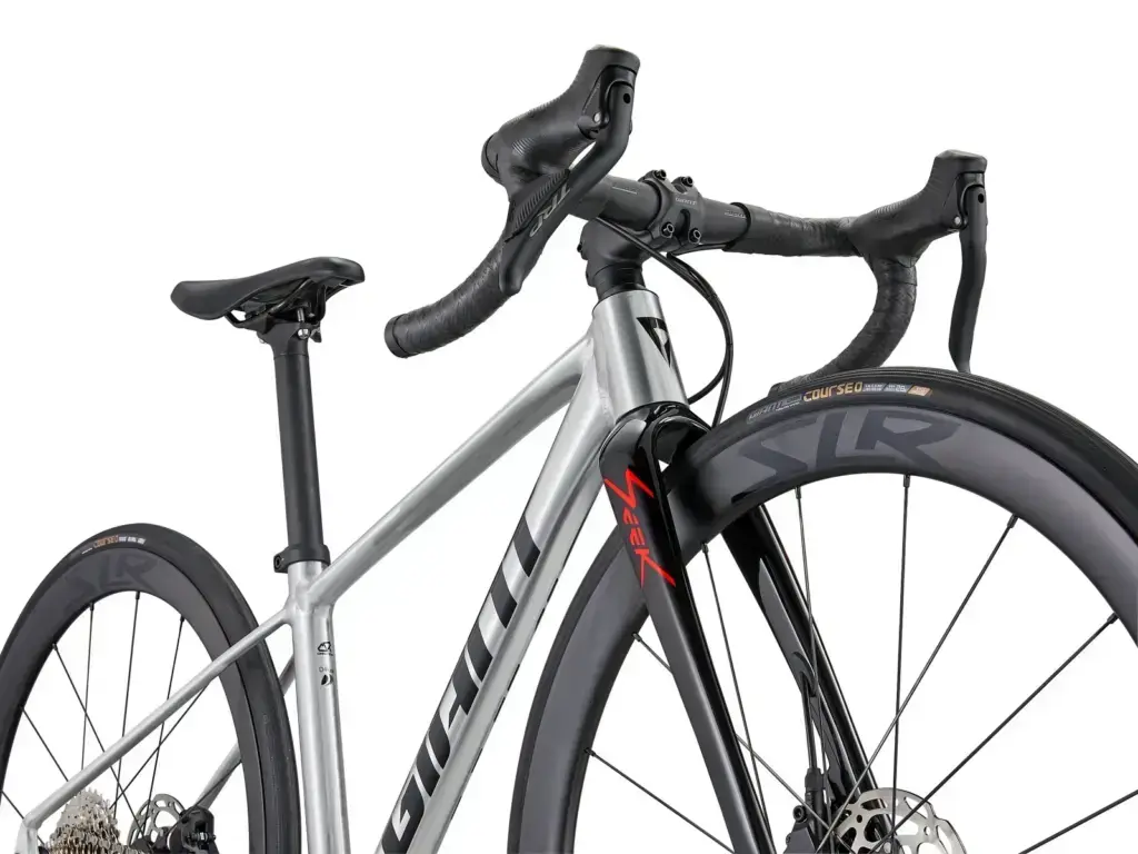 Dettaglio del cockpit e dei comandi TRP Vistar sulla Giant Seek 1 2026