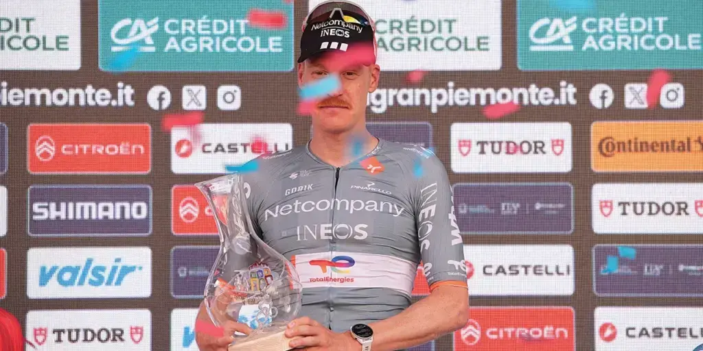 Dorian Godon con il trofeo sul podio del Gran Piemonte 2026 a Bra