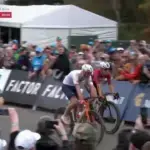 Magnus Bak Klaris in rosso e Florian Vermeersch sul traguardo dei Mondiali gravel 2026 uomini a Nannup, fotogramma degli highlights UCI