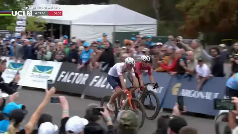 Magnus Bak Klaris in rosso e Florian Vermeersch sul traguardo dei Mondiali gravel 2026 uomini a Nannup, fotogramma degli highlights UCI