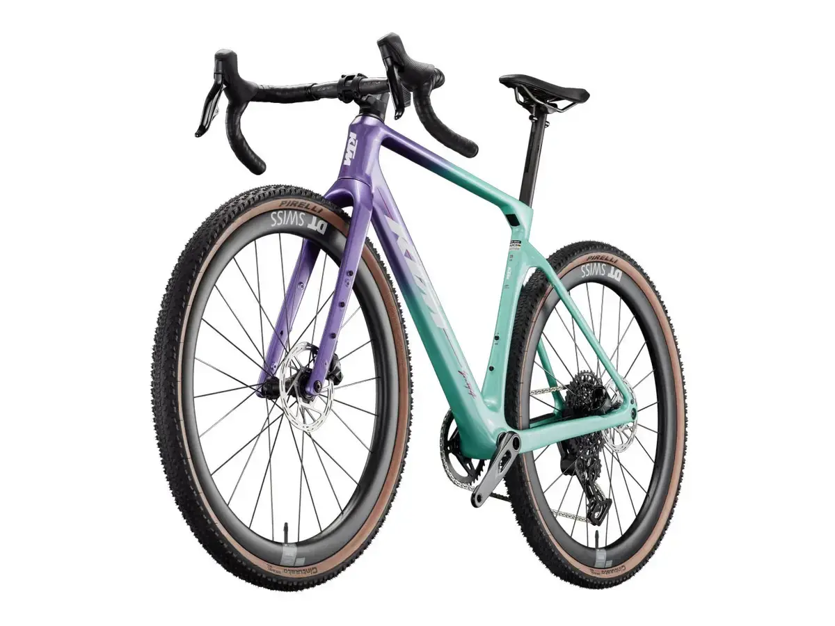 KTM Gravelator Prime 2026 con ruote DT GRC1600 Dicut Carbon, vista a tre quarti