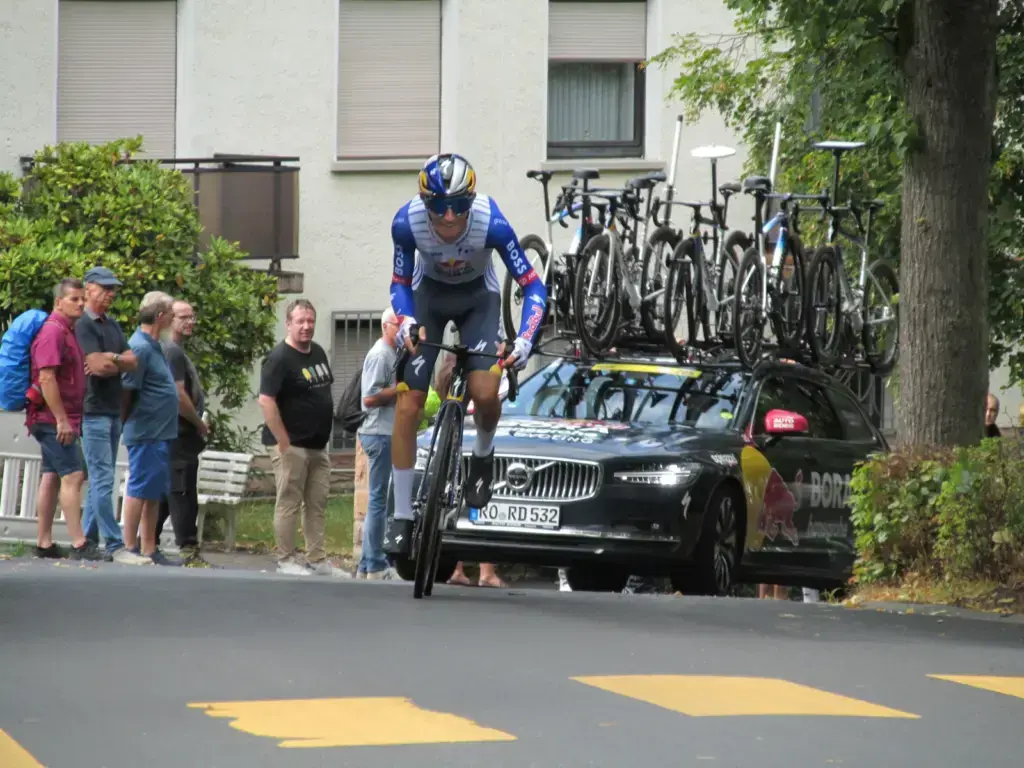 Alexander Hajek alla Deutschland Tour 2026 nella maglia Red Bull–BORA–hansgrohe