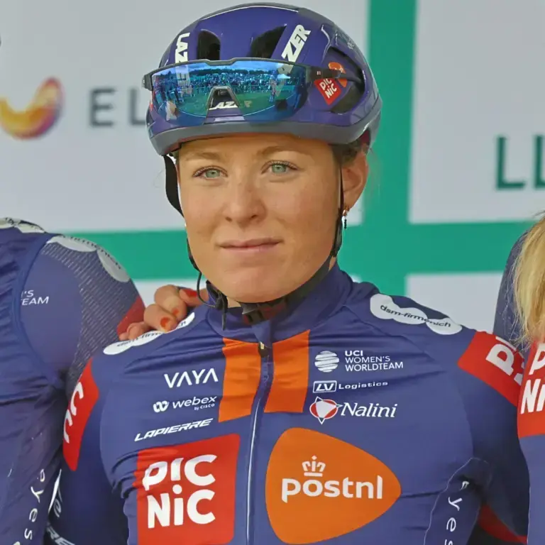 Charlotte Kool con la maglia Picnic PostNL al Tour of Britain Women 2025