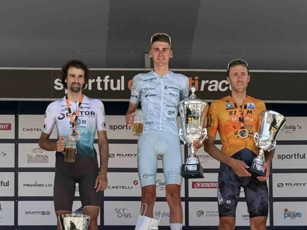 Luca Cavallo al centro del podio della Sportful Dolomiti Race 2026, fotografia di archivio per il suo ritratto biografico