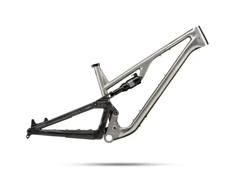 Telaio Revel Ranger Ti con triangolo anteriore in titanio e carro nero in carbonio