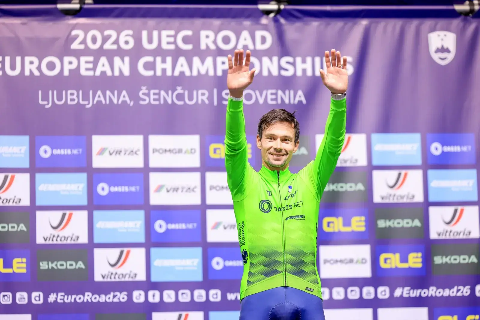 Primož Roglič festeggia sul podio dopo il titolo europeo a cronometro del 7 ottobre 2026 a Šenčur. Foto: Tit Kosir / UEC Road European Championships 2026.