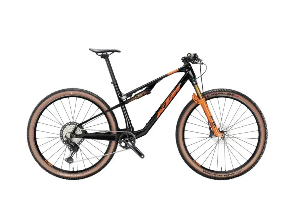 KTM Scarp Master nera e arancione nella foto promozionale del Partnerbook 2026