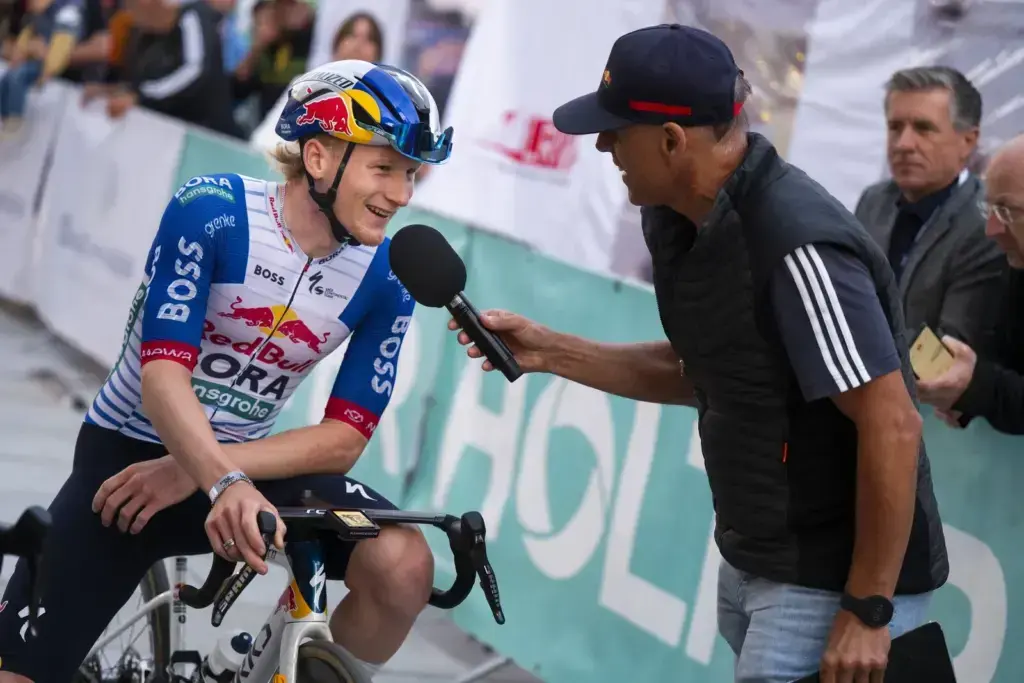 Sebastian Putz in maglia Red Bull-BORA-hansgrohe durante un’intervista al Cyclodome di Salisburgo nel settembre 2026