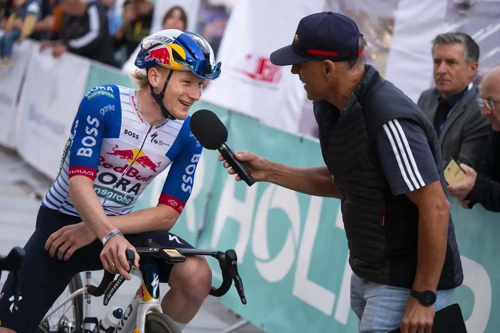 Sebastian Putz in maglia Red Bull-BORA-hansgrohe durante un’intervista al Cyclodome di Salisburgo nel settembre 2026