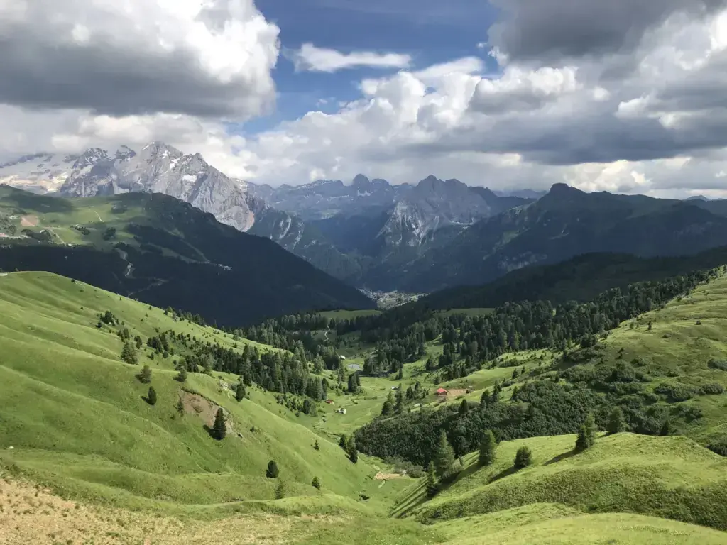 Panorama dal Passo Sella verso Canazei, uno dei quattro passi del Sellaronda Bike Day
