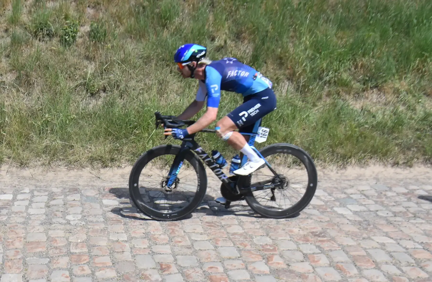 Riley Sheehan con la maglia Israel-Premier Tech sul pavé alla Quattro Giorni di Dunkerque 2025