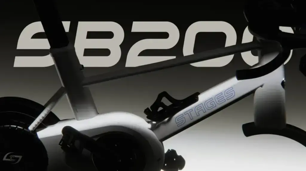 Dettaglio della smart bike Stages SB200 nella miniatura del video ufficiale