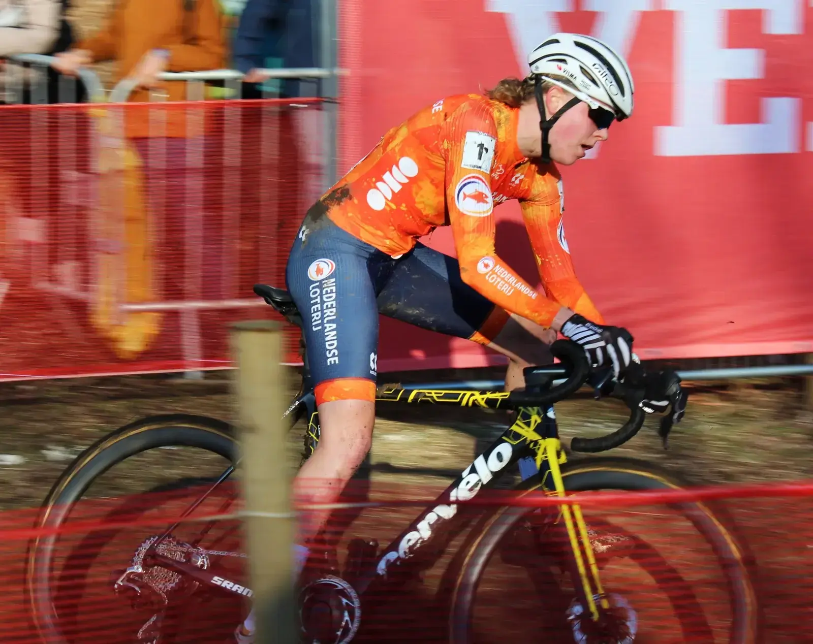 Fem van Empel con la maglia dei Paesi Bassi ai Mondiali di ciclocross 2025, foto di archivio