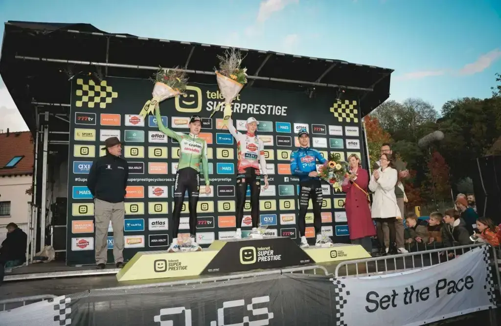 Michael Vanthourenhout al centro del podio maschile del Superprestige Overijse del 25 ottobre 2026
