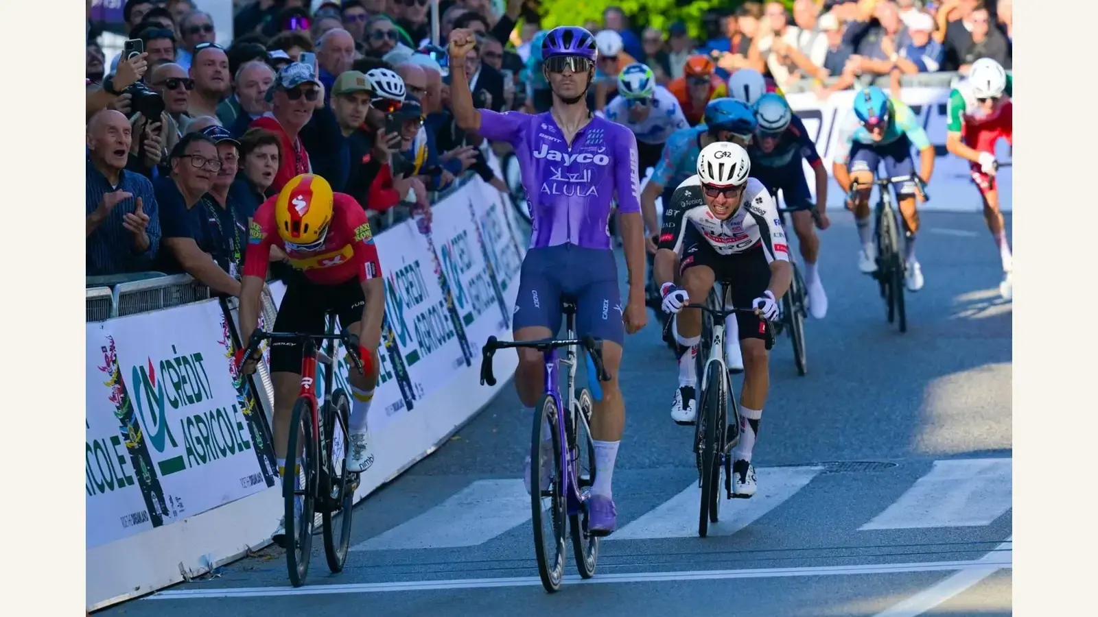Alessandro Covi esulta sul traguardo di Monte Berico nella Giro del Veneto 2026