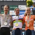 Marianne Vos sul podio dei Mondiali gravel 2026 a Nannup con Rosa Klöser e Larissa Hartog