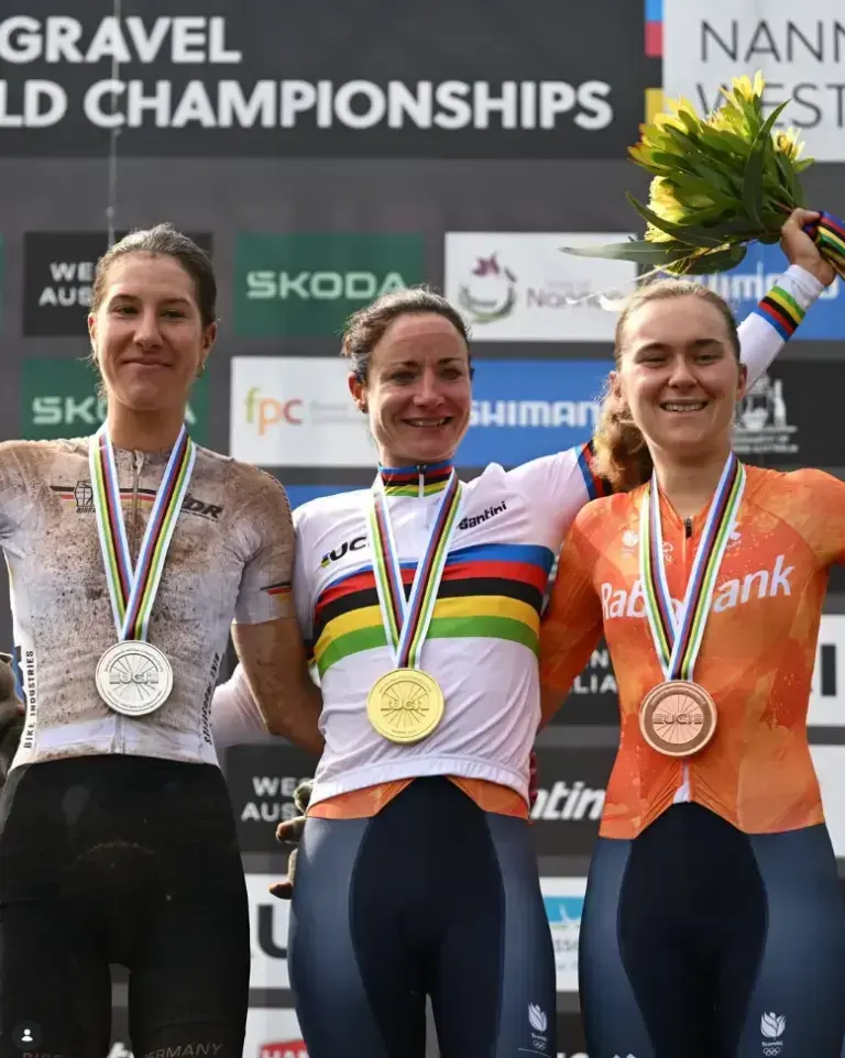 Marianne Vos sul podio dei Mondiali gravel 2026 a Nannup con Rosa Klöser e Larissa Hartog