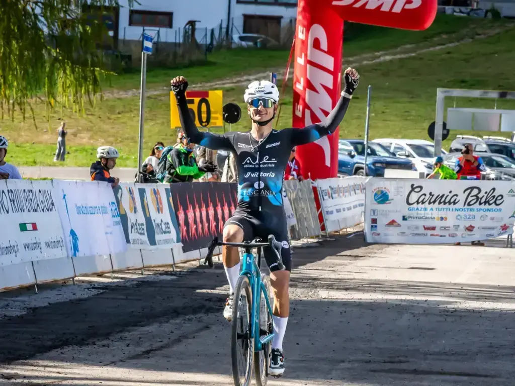Gioele Bertolini festeggia la vittoria allo Zoncross Classic del 18 ottobre 2026 sul Monte Zoncolan