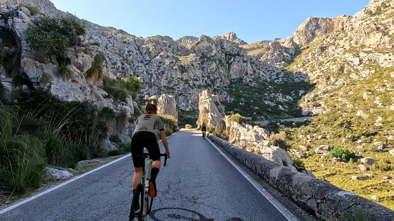 Zwift Video: avatar su una strada filmata di montagna nella presentazione ufficiale di Zwift Plus